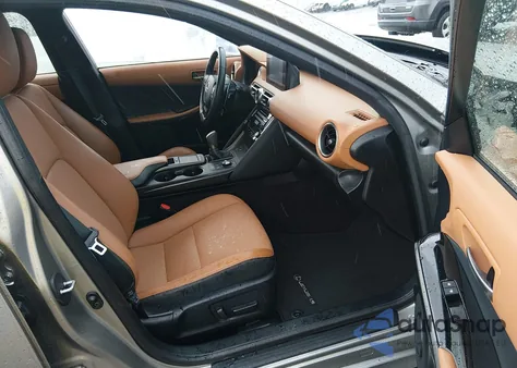 2021 Lexus Is 300 z USA, uszkodzony, nr VIN JTHC81F22M5045565